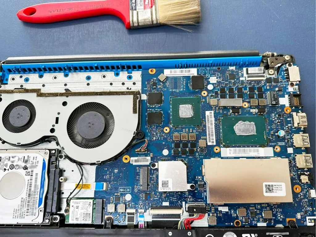 Manutenção na bancada da W Tech