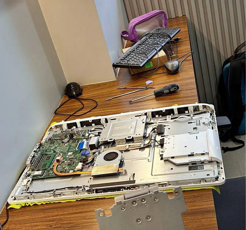 Manutenção na bancada da W Tech