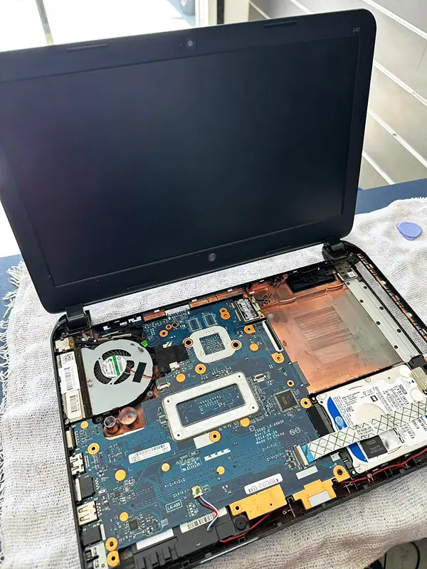 Manutenção na bancada da W Tech