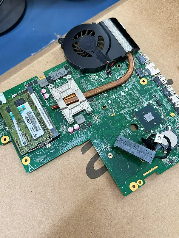 Manutenção na bancada da W Tech